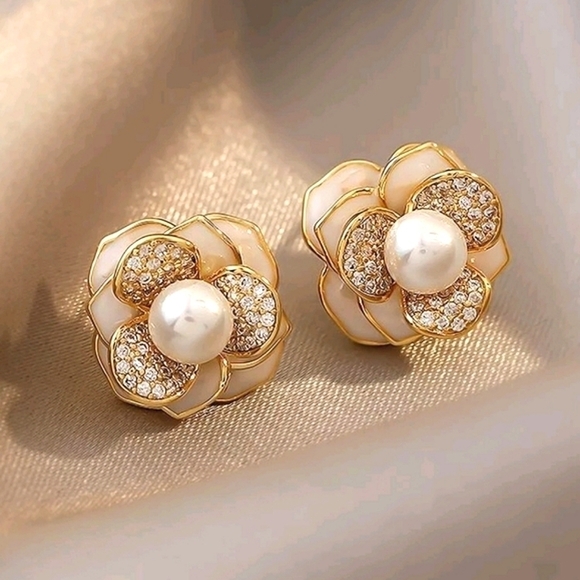 💖 2/$30 Flower white & gold pearl rhinestones boho small Stud dainty Earrings - Picture 1 of 8